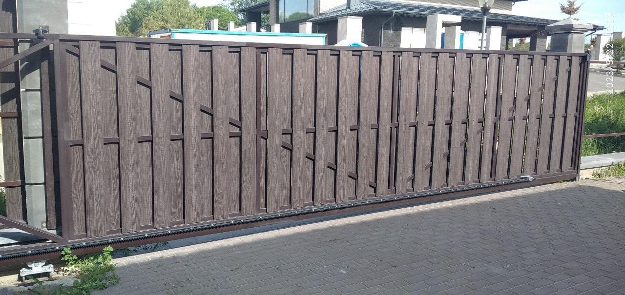 Забор из ДПК с воротами — готовый объект ТехноДПК