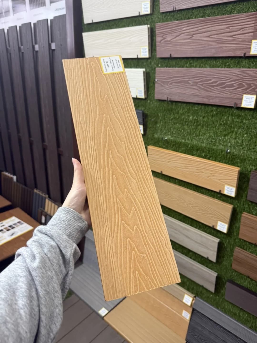 Террасная доска Light 3D Орех — фото образца из шоу-рума